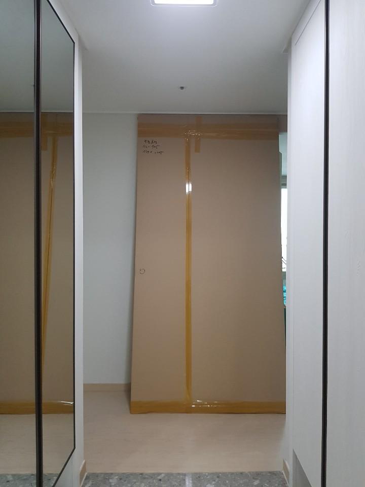 벽면에 보양재를 붙이고 설치 위치를 잡는 시공 초기 모습