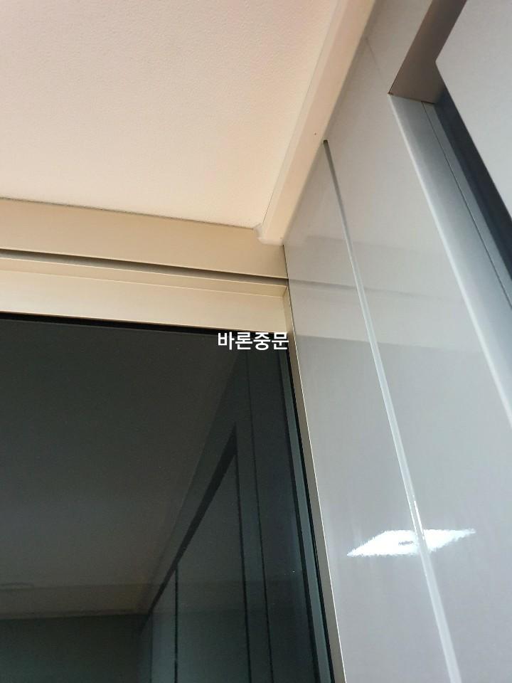 실리콘으로 마감된 천장 접합부 상태
