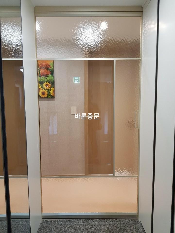 상하단 유리 패널의 텍스처를 확인하는 시공 과정