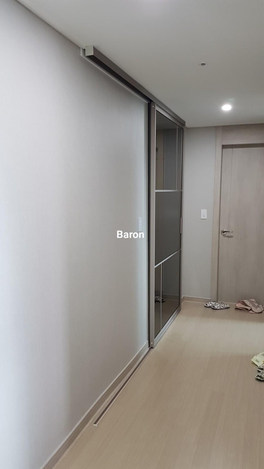 흰 벽과 베이지색 바닥재 위에 설치된 슬라이딩 도어 전경