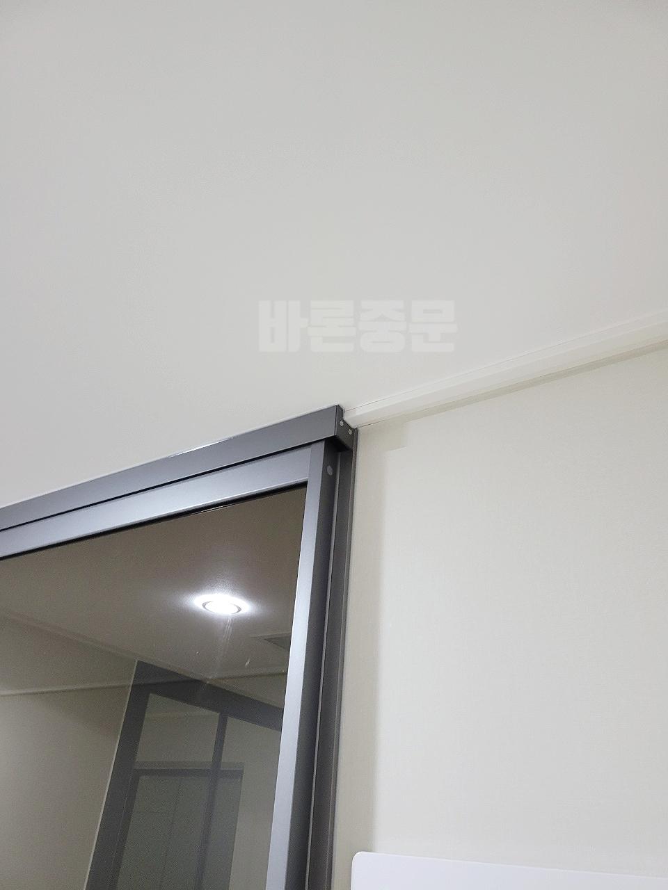 상단 프레임을 고정하는 시공 단계