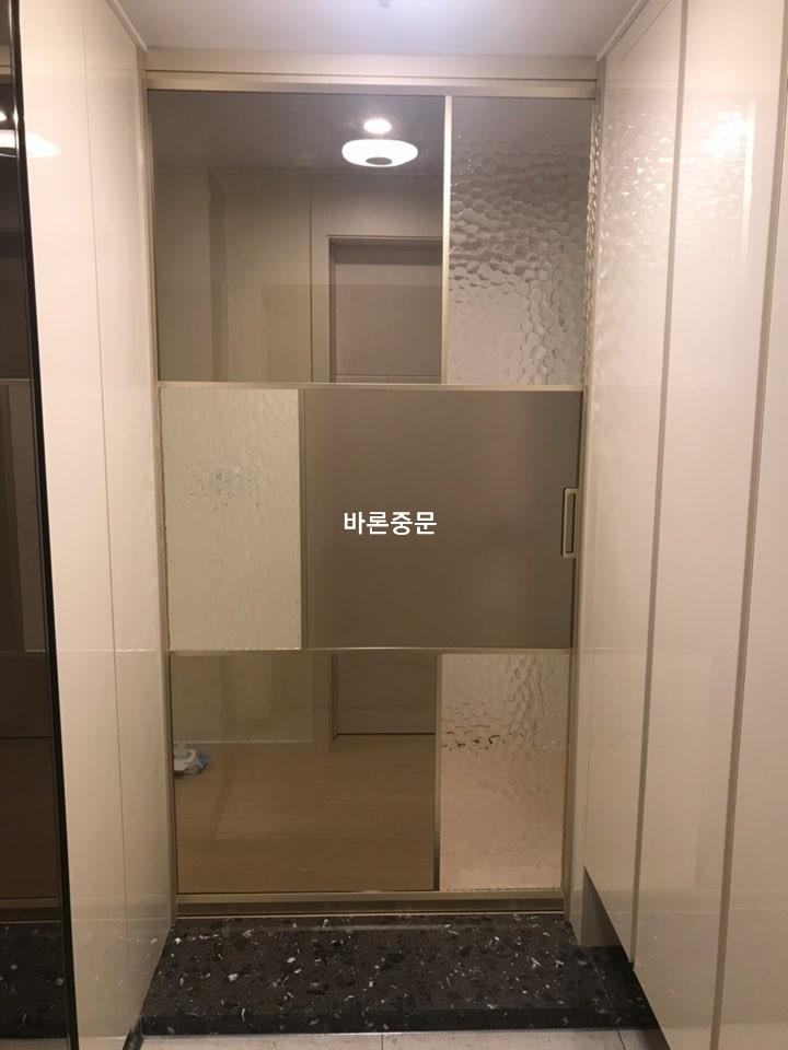 벽 타일 줄눈의 정렬 상태를 확인하는 모습