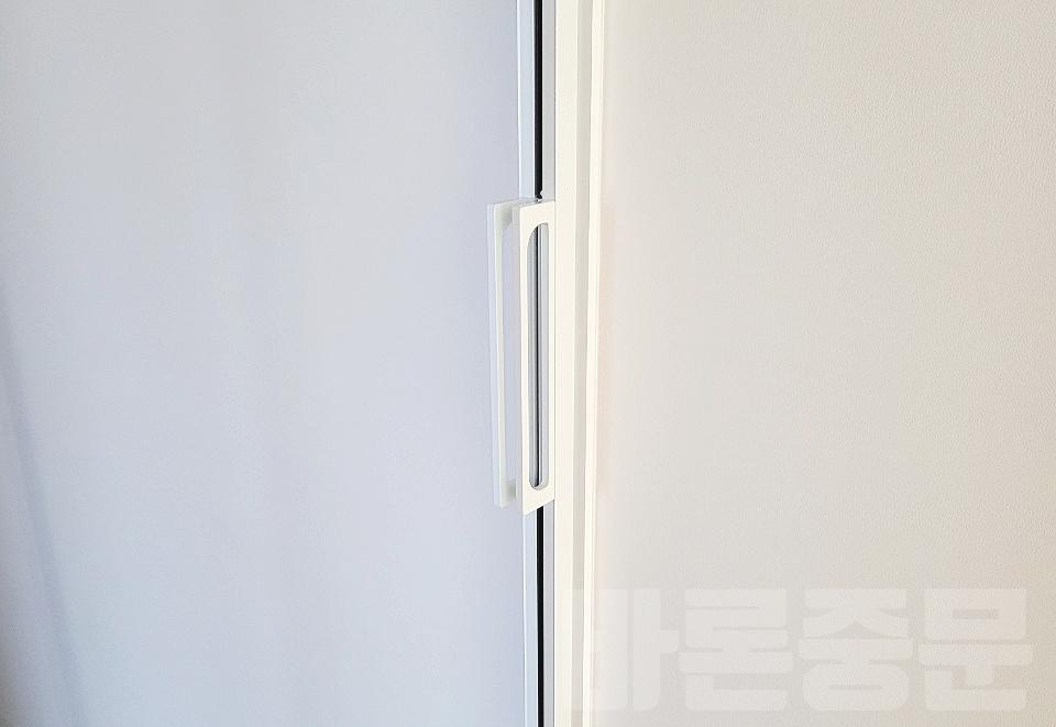 화이트 도어 핸들이 설치되고 있는 시공 과정