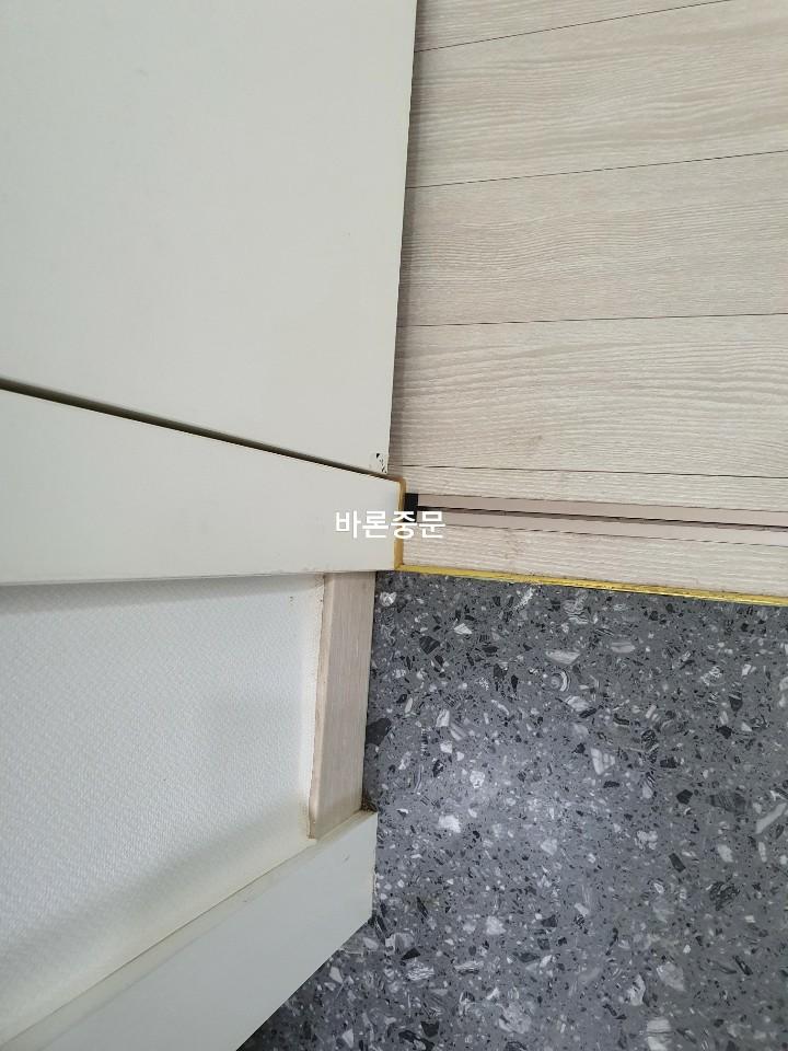 가구 하단과 벽면, 바닥 타일이 만나는 접합부