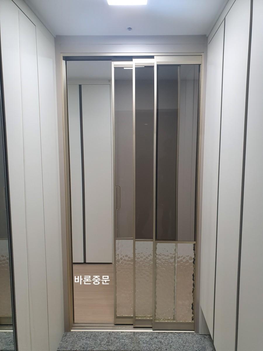 금색 프레임과 워터 큐브 유리가 적용된 도어
