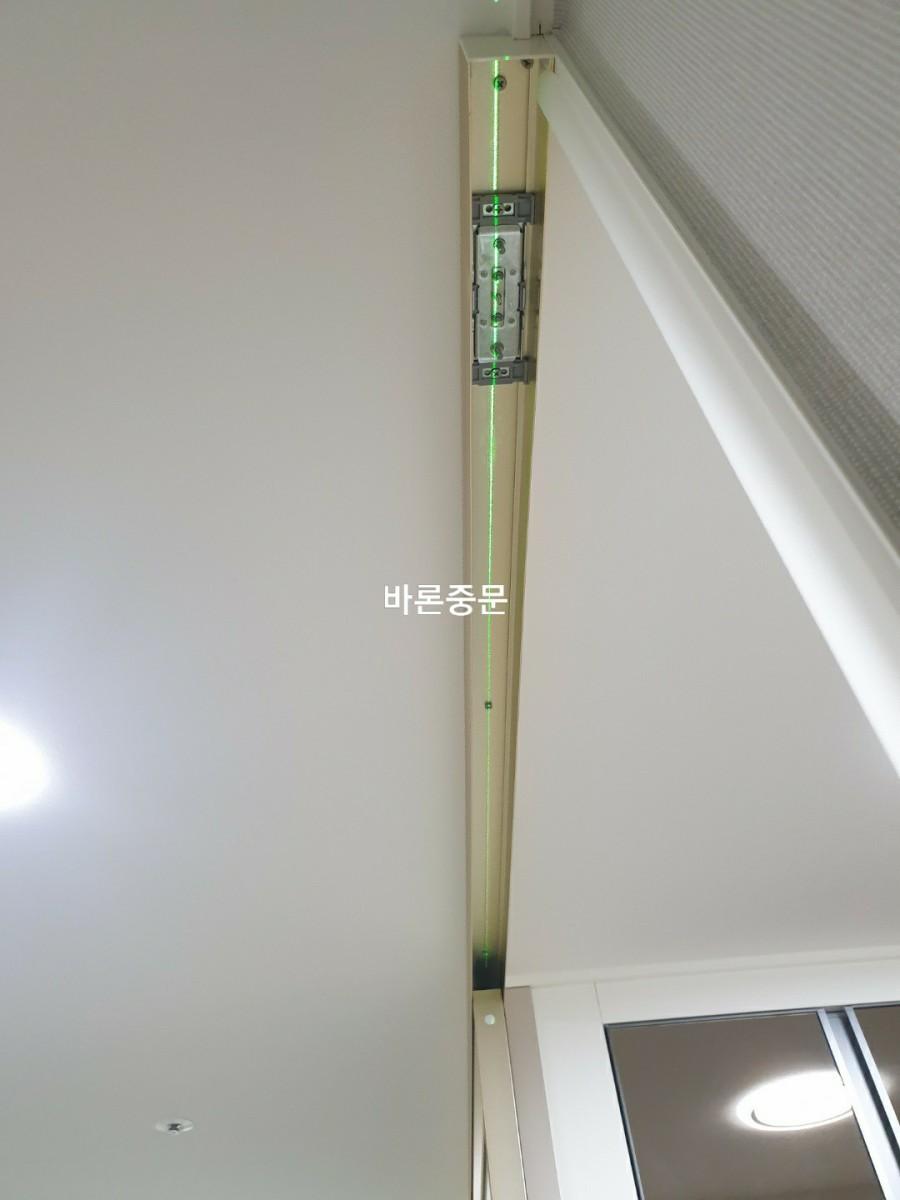 레이저 레벨기로 수평을 측정하는 과정