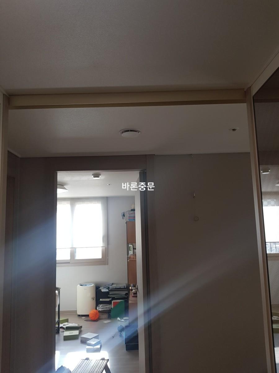 벽면과 천장 마감 상태를 점검하는 과정