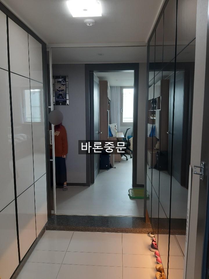 양쪽 유리 도어와 중앙 문이 배치된 복도 전경