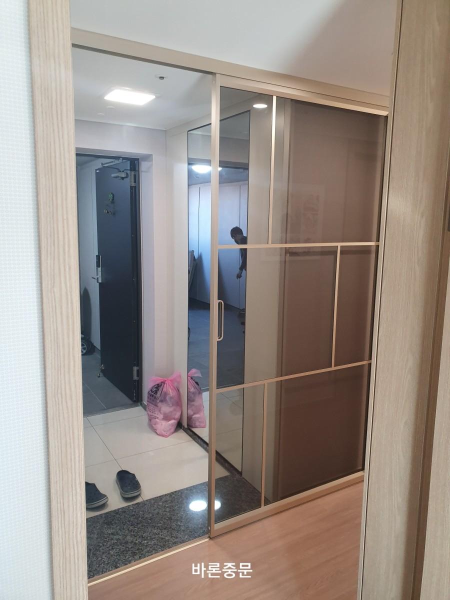 슬라이딩 도어 프레임 고정 단계