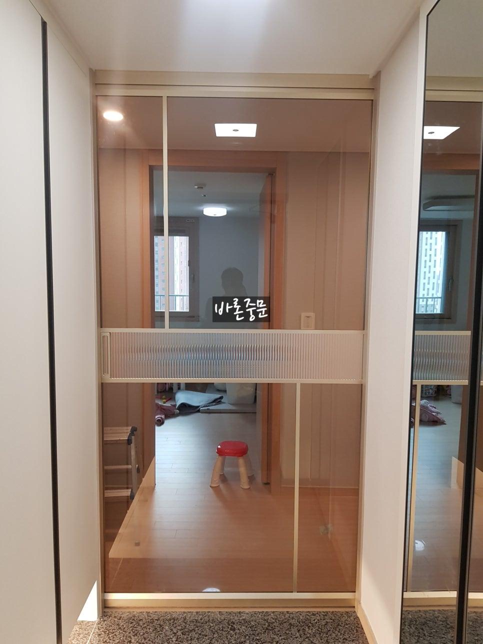 복도에서 바라본 유리 도어의 모습