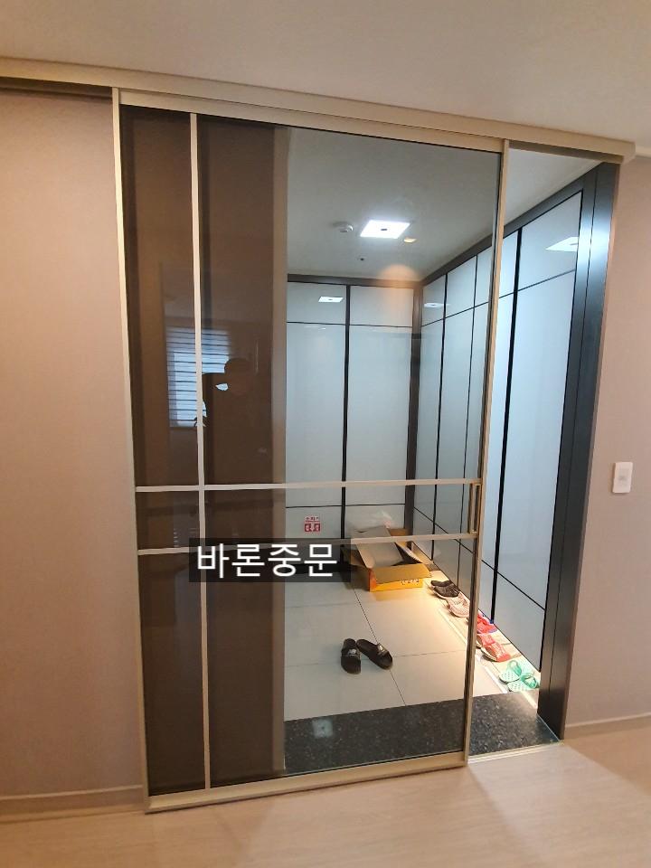현관 내부에 안착된 유리 패널 도어