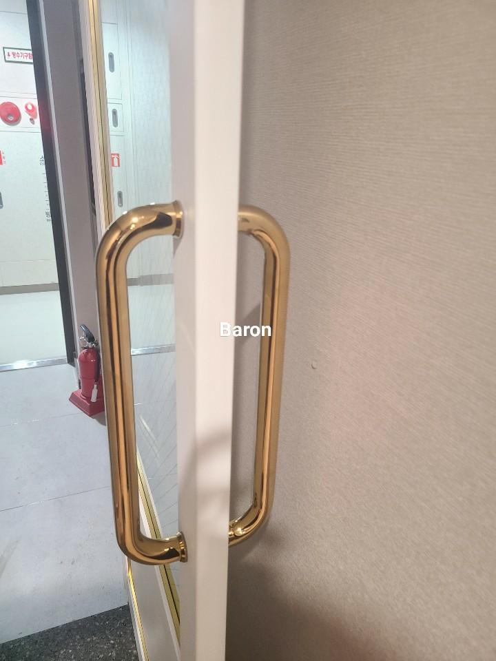 금속 손잡이 부착 작업 과정