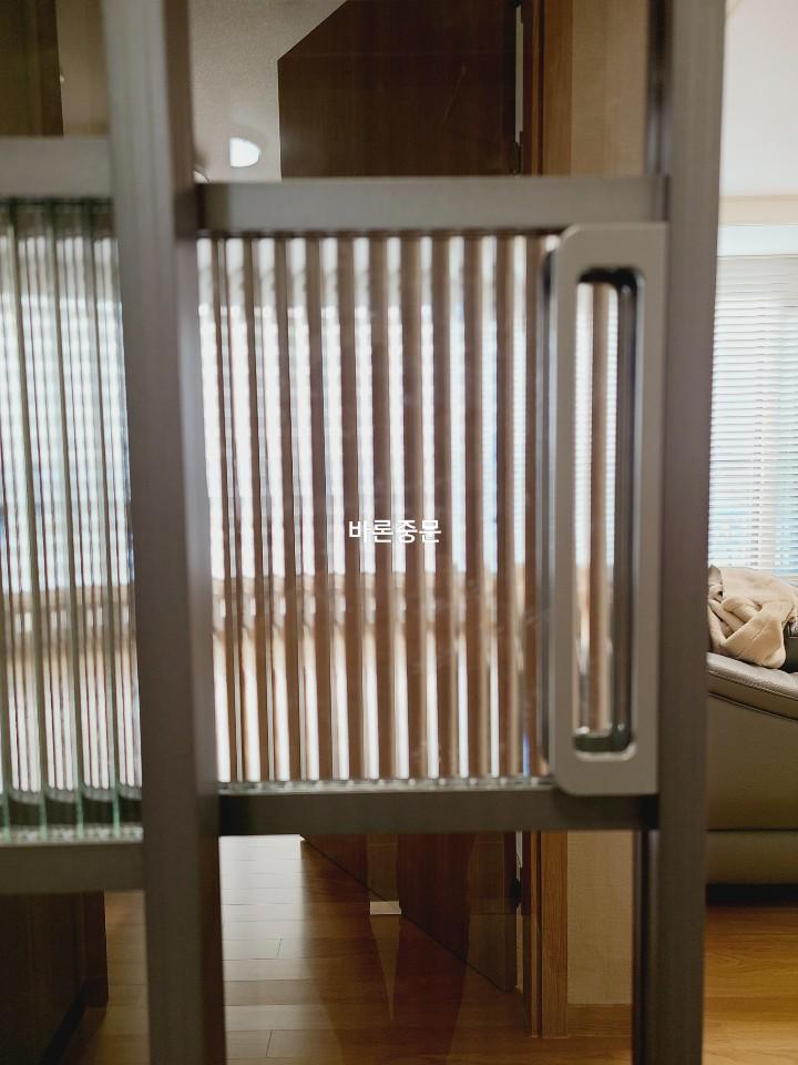 문틀을 세우고 피스로 고정하는 기초 작업 단계