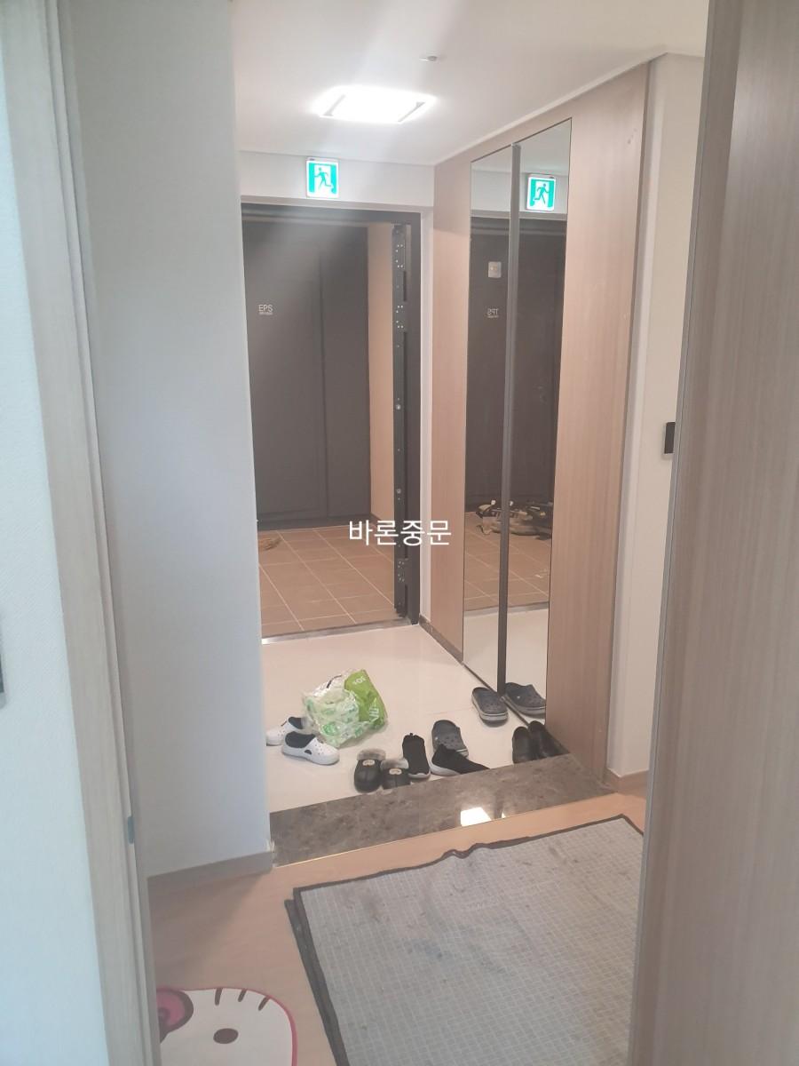 블랙 초슬림 중문이 설치된 현관 전경