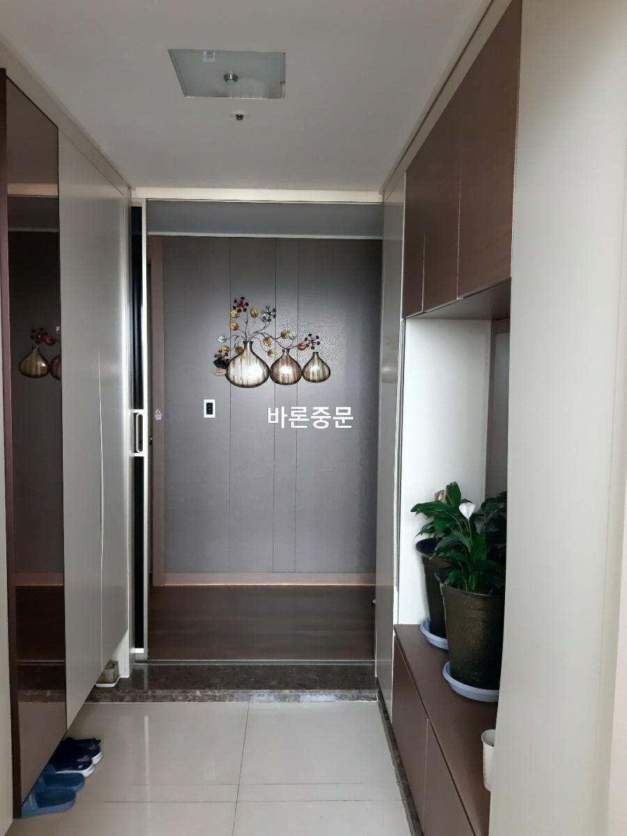 샴페인골드 중문이 설치된 현관 전경