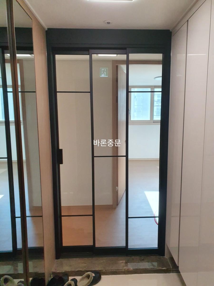 강화브론즈 유리가 적용된 중문 설치 모습