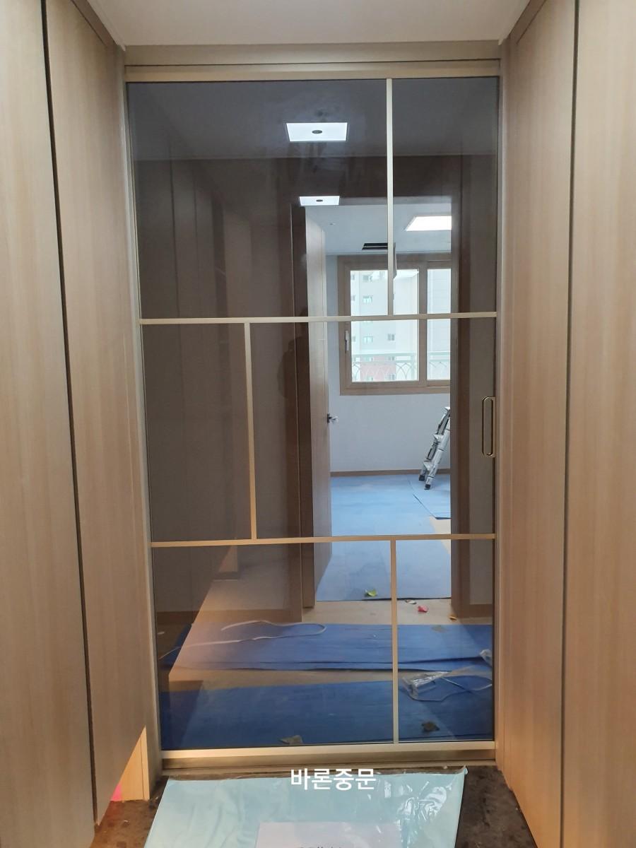 유리 도어가 설치되고 있는 과정