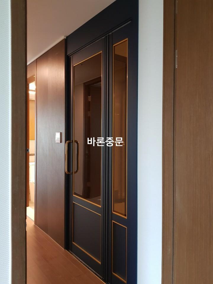 ds57 색상의 필름 랩핑과 금색 장식 선이 드러난 모습