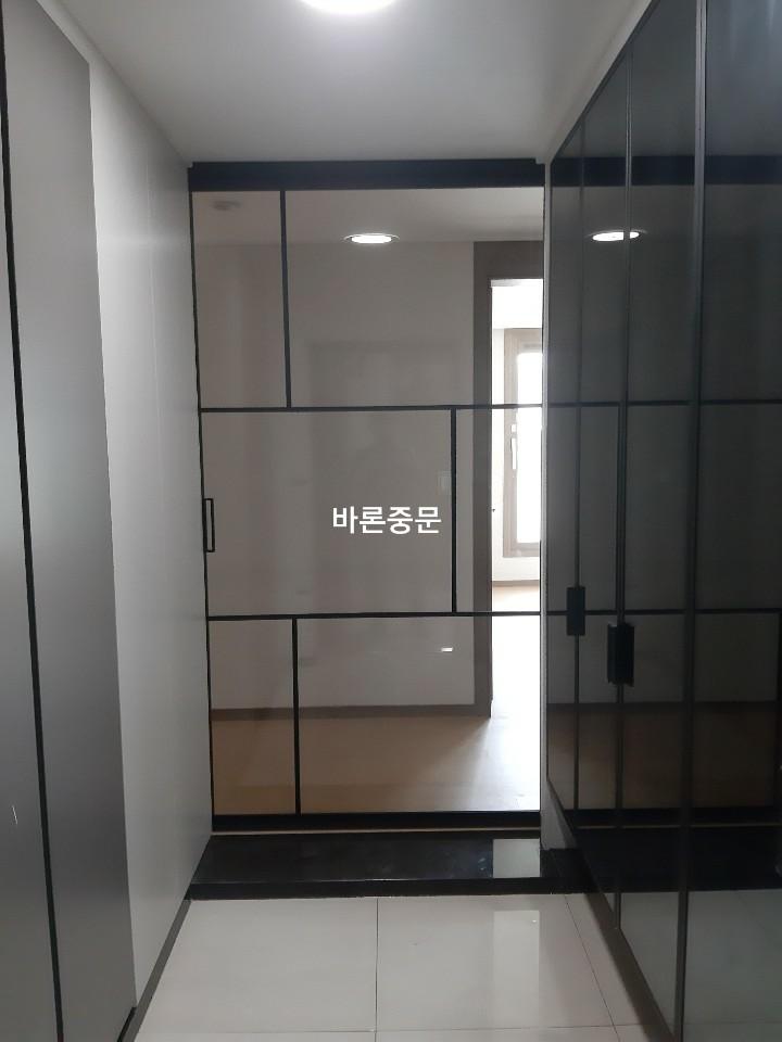 블랙 수납장과 조화를 이루는 중문 프레임