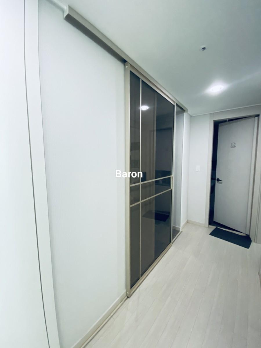 수평 조절 단계의 슬라이딩 도어 모습