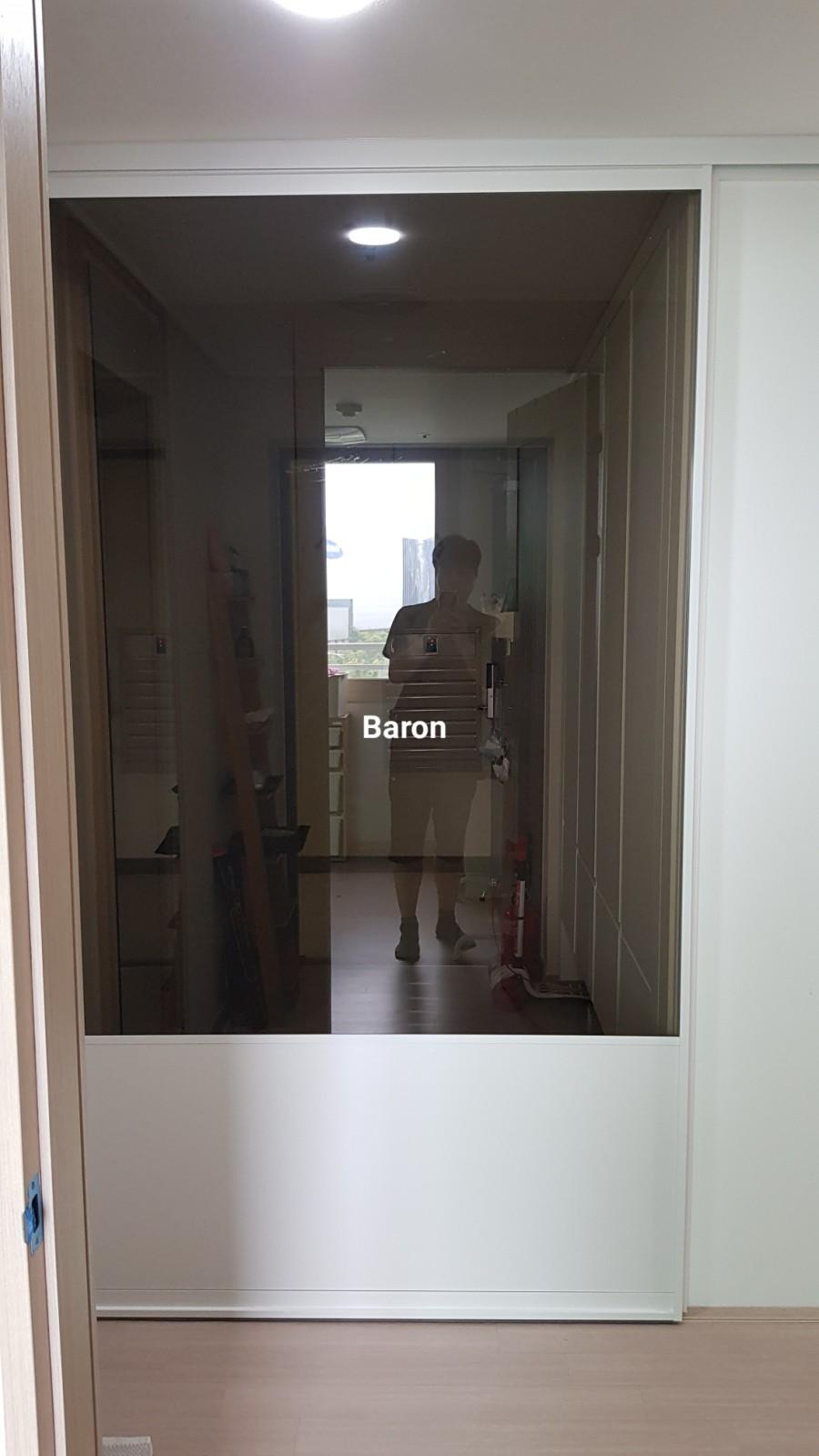 벽면 수납장과 인접한 유리문 설치 모습