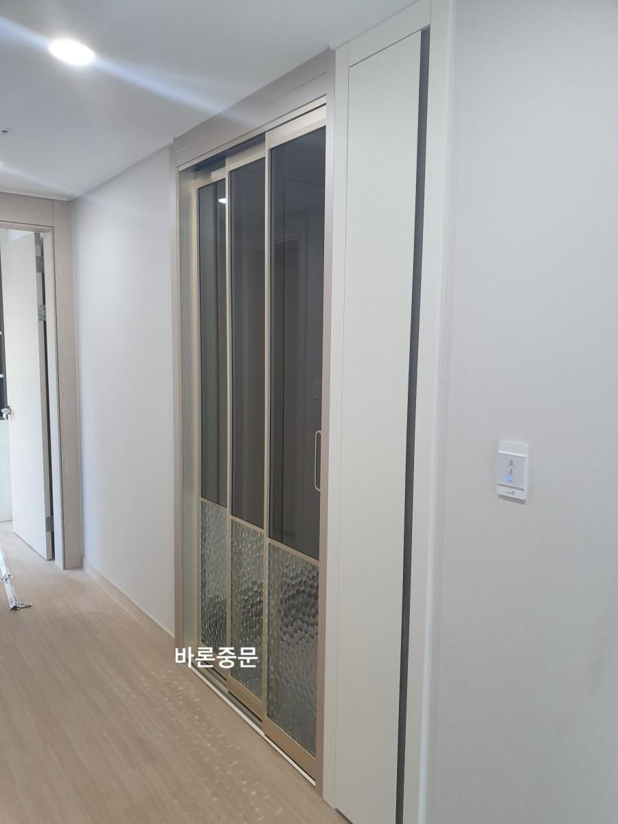 베이지색 바닥재와 설치된 도어의 모습