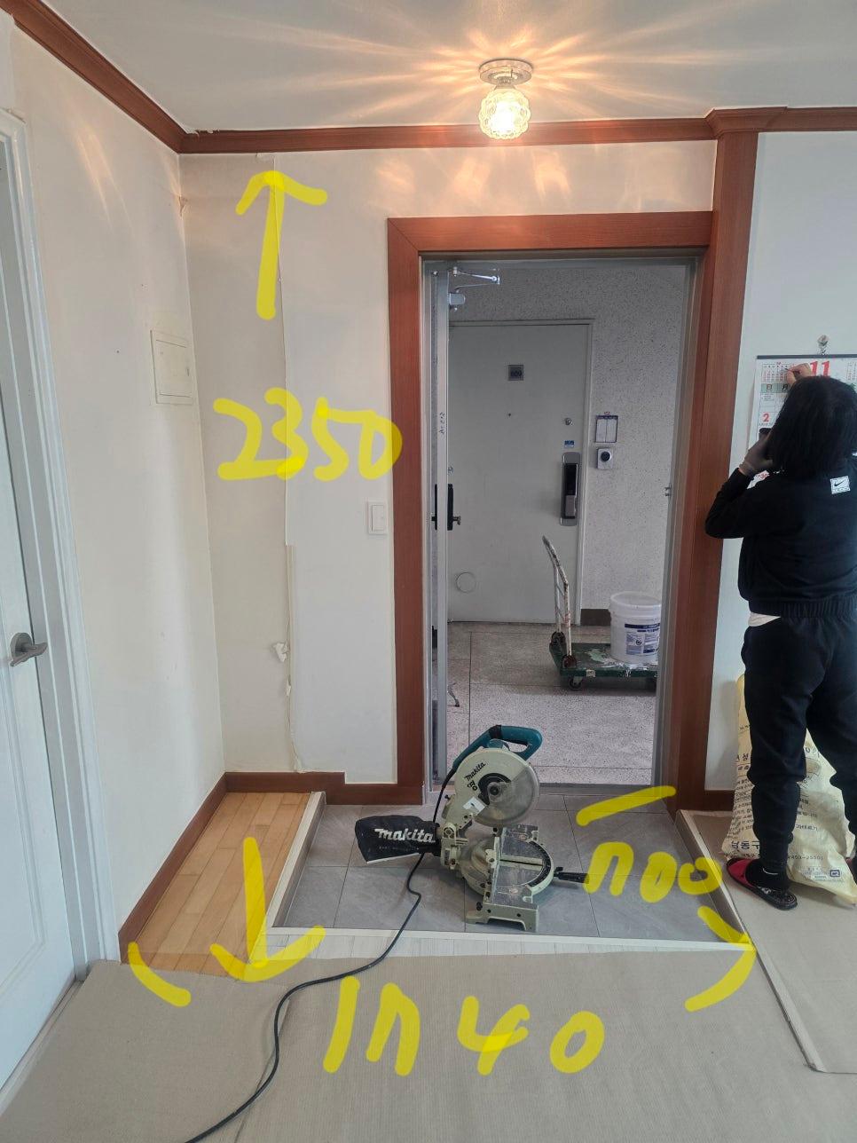 중문 설치 전, 넓게 트여있던 현관의 모습
