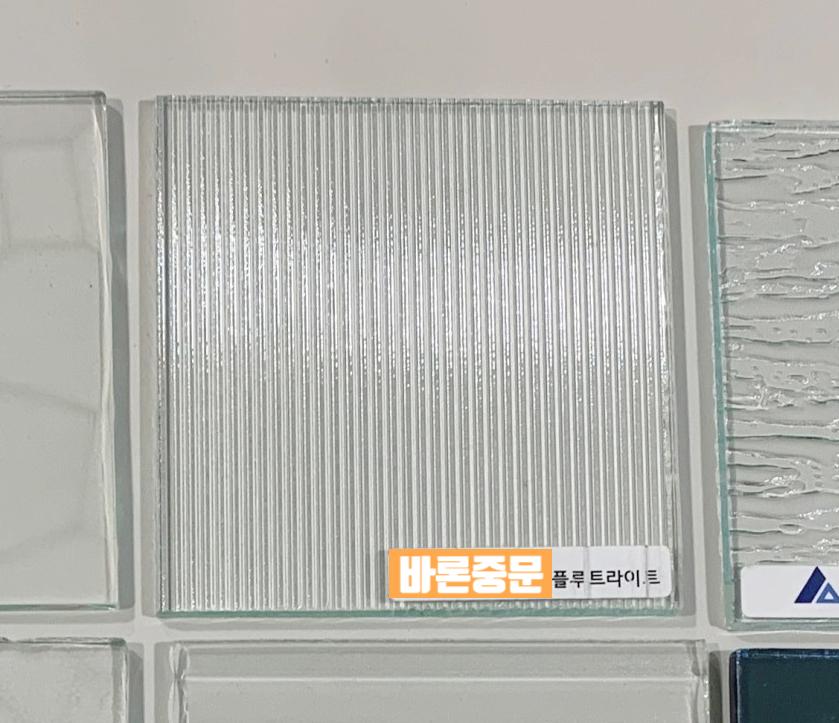 세로 줄무늬 패턴이 돋보이는 플루트 라이트 유리 표면