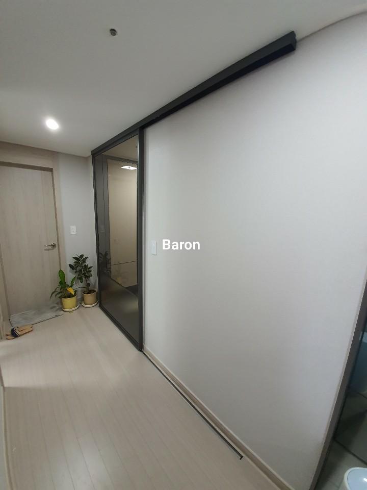 목재 마루 위에서 구동 상태를 점검하는 과정