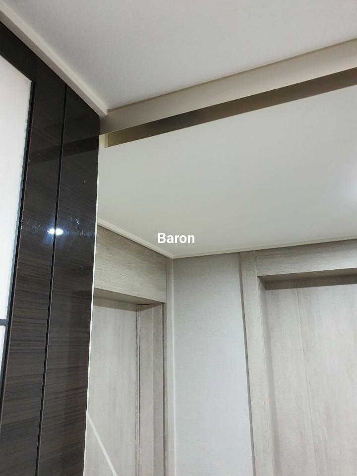 천장과 벽면의 마감 상태 및 베이지색 패널
