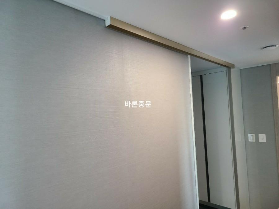 천장 조명과 커튼이 보이는 실내 인테리어 전경