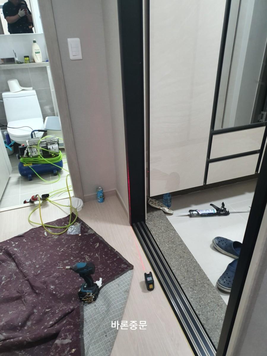 양변기와 샤워 설비가 보이는 모습