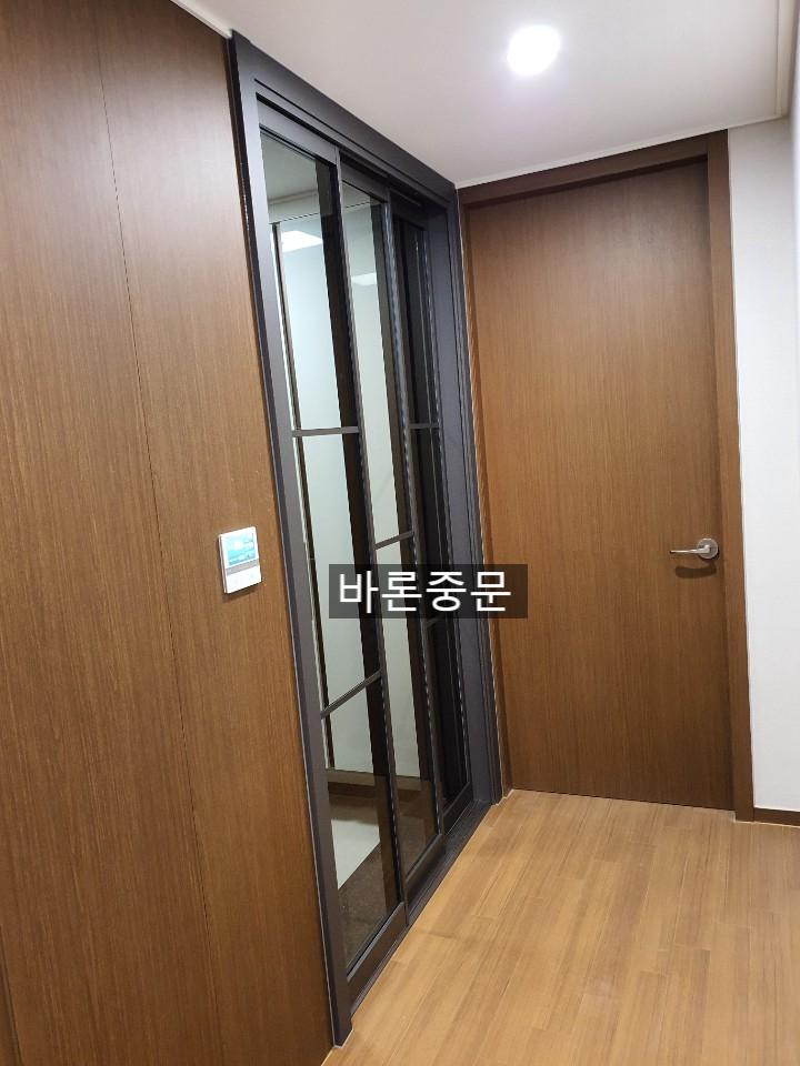 슬라이딩 도어의 프레임과 유리 패널 설치 과정