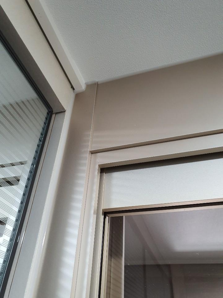 천장 마감선과 프레임 구조를 확인하는 근접 촬영