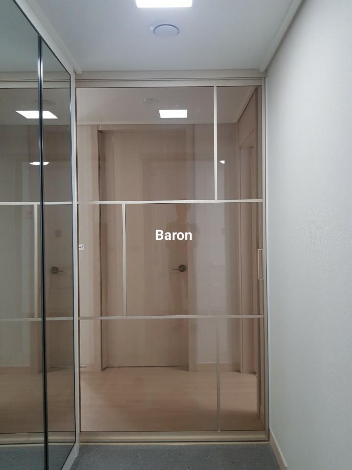 회색 타일 바닥과 베이지색 문짝이 설치된 과정