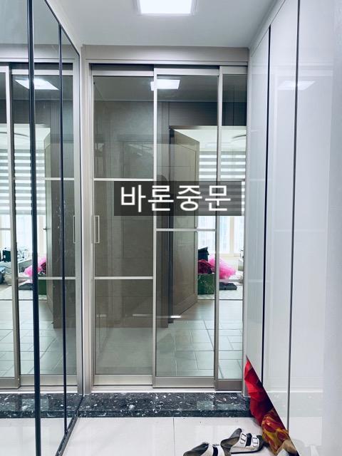 도어 설치 과정에서 사용된 소형 도구와 기기들