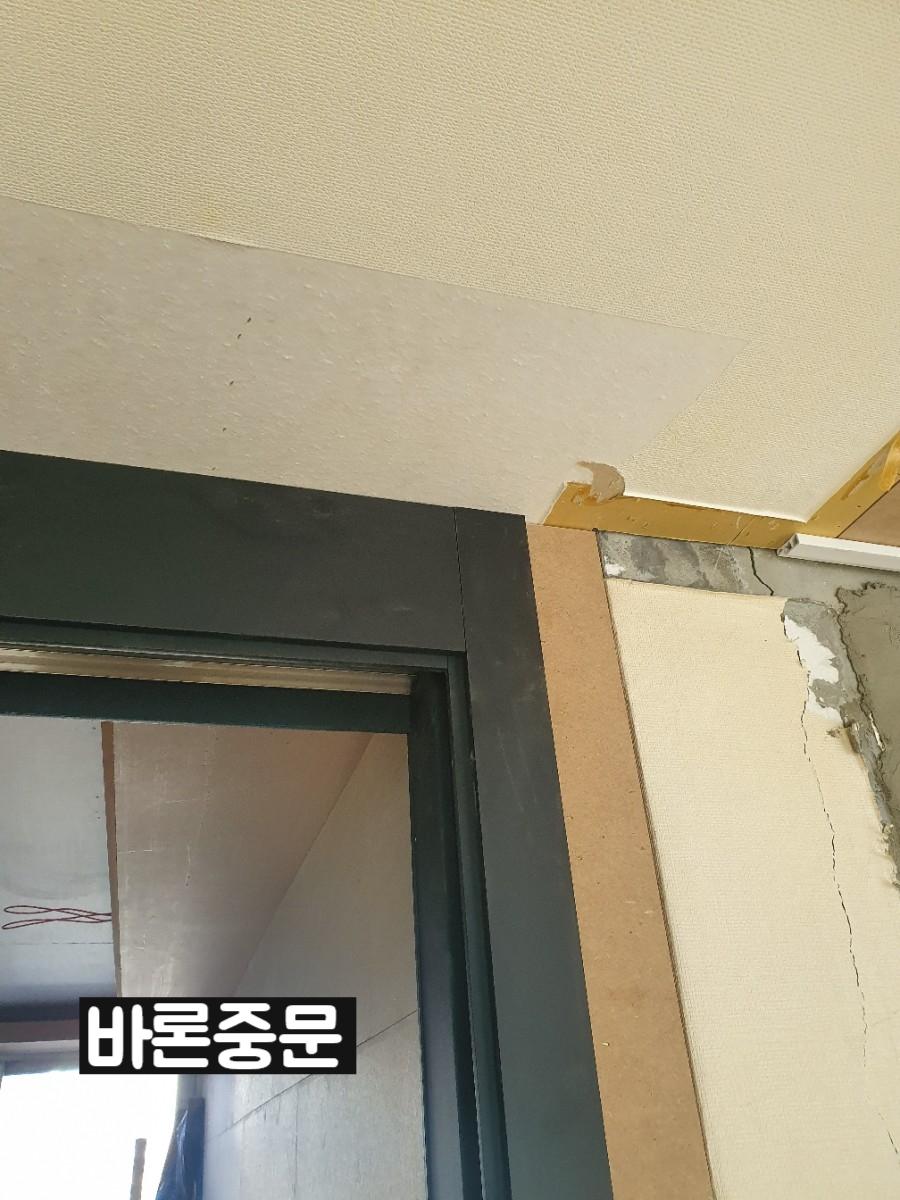 금속 프레임과 천장 텍스처 마감면의 연결부