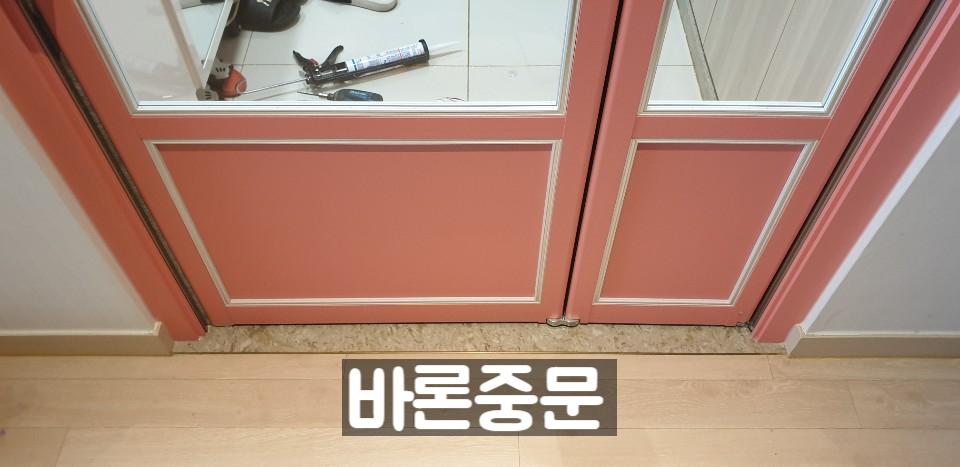 레일 구조가 보이는 슬라이딩 도어 하부 패널