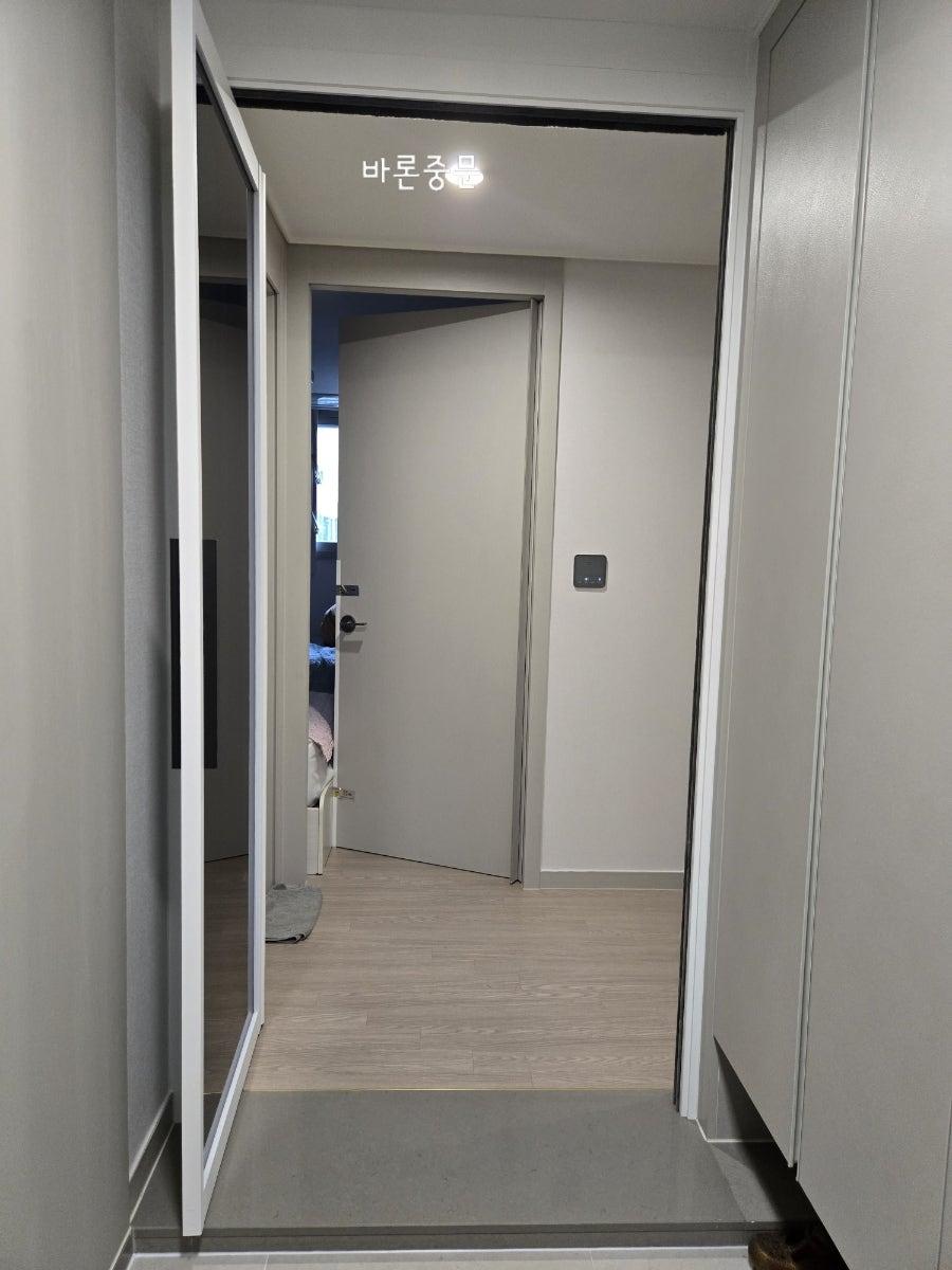 회색 벽면과 조화를 이루는 완성된 복도 풍경