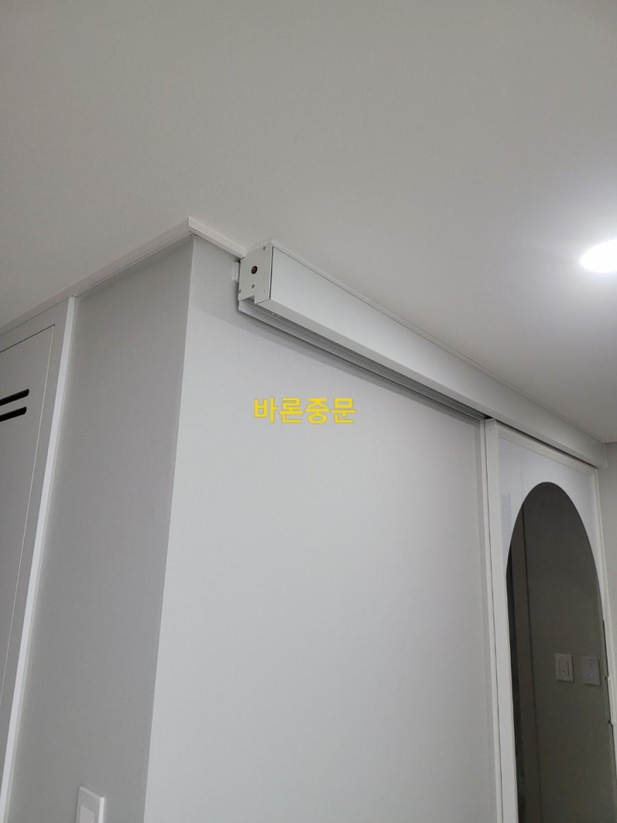 슬라이딩 도어의 상단 레일 및 구동 부품 점검 모습