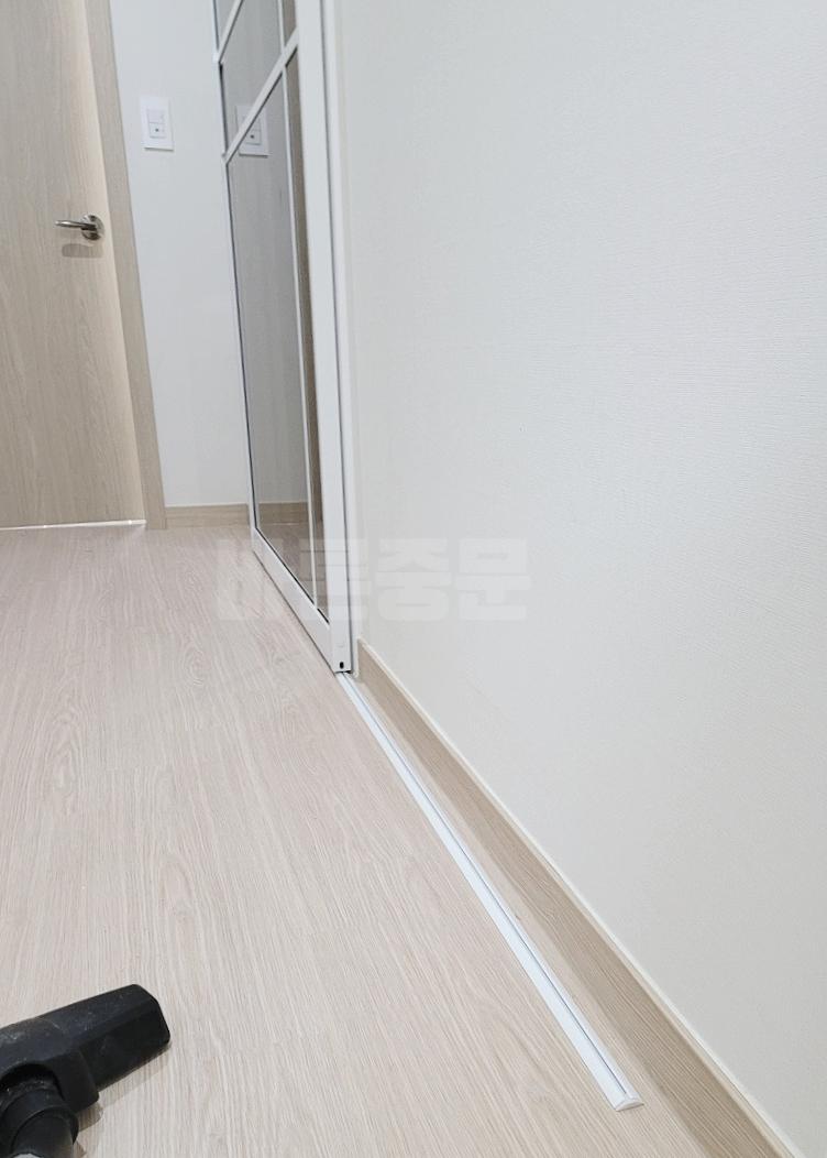 복도 유리 슬라이딩 도어 설치 근접 샷