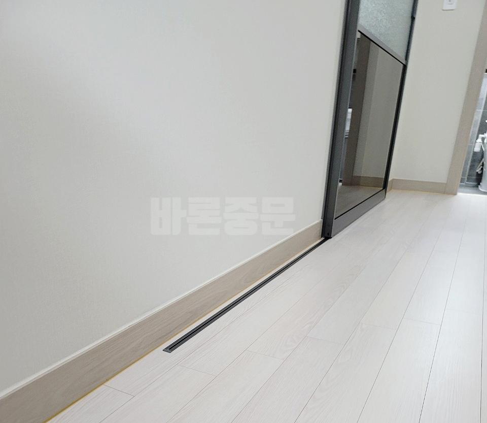 유리 패널과 레일이 맞물린 마감 부위