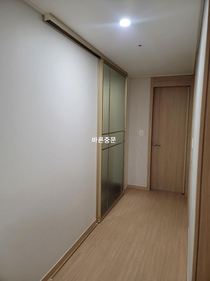 프레임이 설치 중인 복도 모습