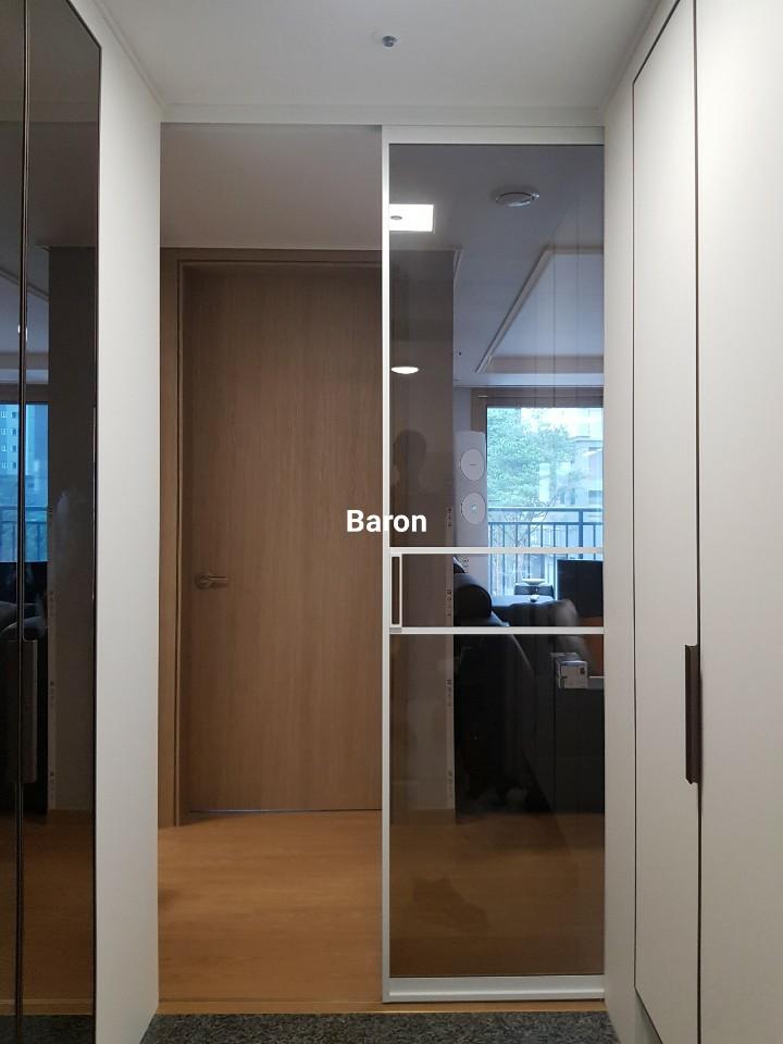 거실 공간이 보이는 복도 끝 지점
