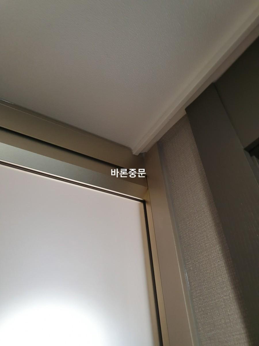 천장과 문틀 접합부의 금속 프레임 마감