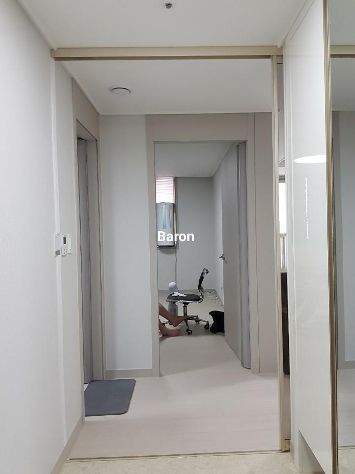 벽면 스위치와 바닥 타일이 보이는 시공 준비 상태