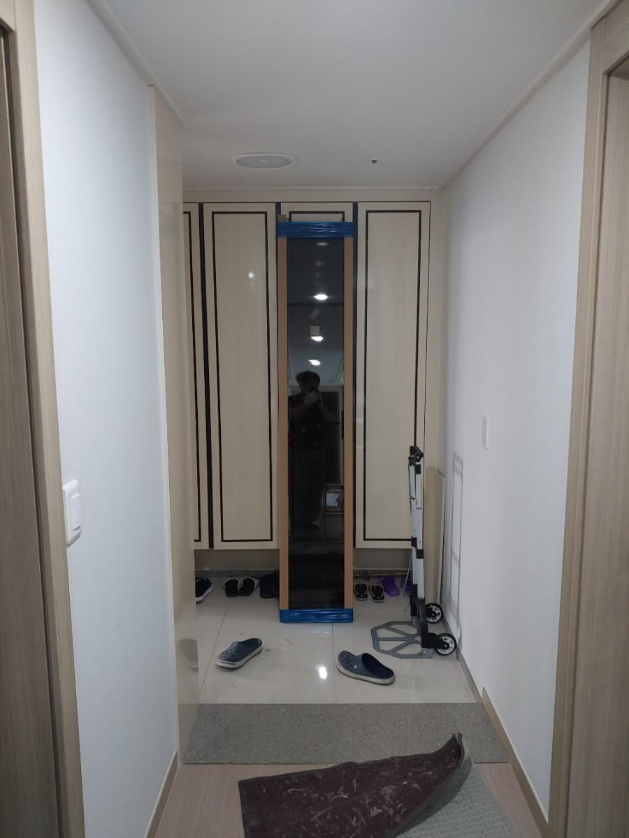 밝은 벽면과 바닥재가 돋보이는 현관 내부 공간