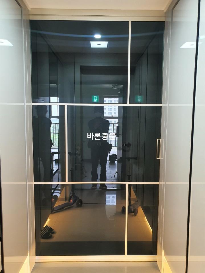 현관 내부 물건들이 중문으로 분리되는 과정