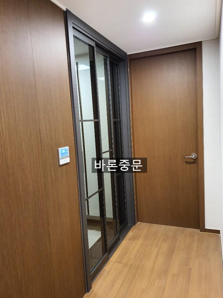 브론즈 유리가 적용된 초슬림 프레임의 디테일