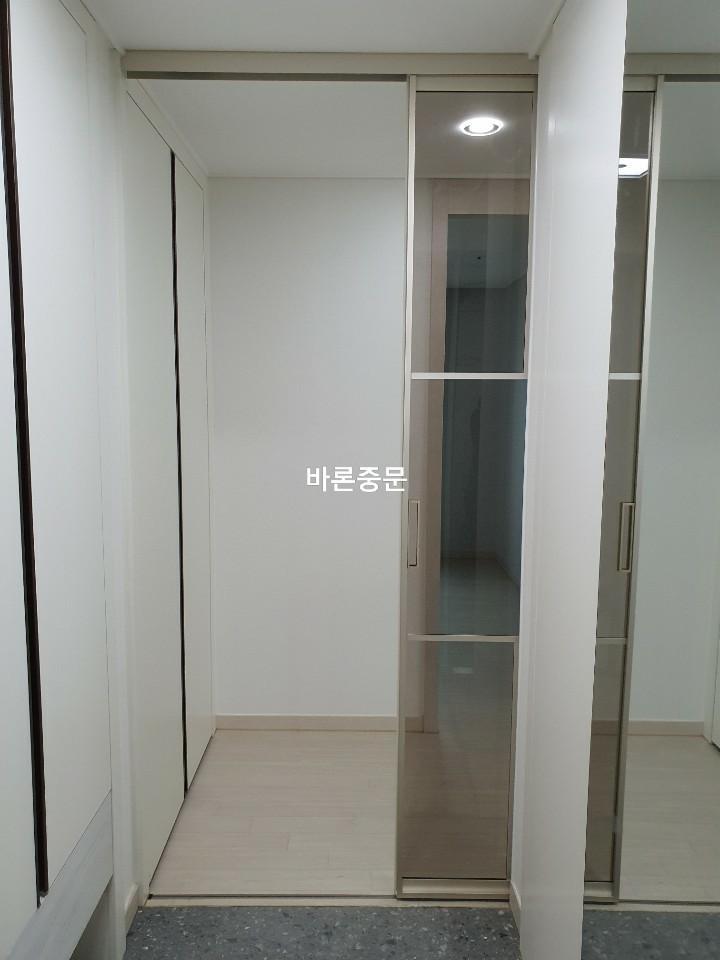 흰색 수납장이 배치된 복도에서 본 시공 모습